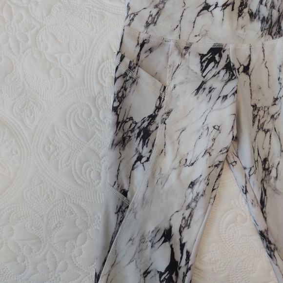 ♡ Marble print workout leggings ♡ - Picture 3 of 3